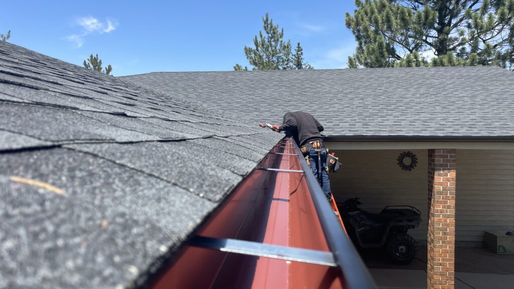 Installing seamless gutter